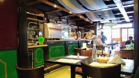 Interior del tradicional café con aire irlandés, en el centro de Mendoza, durante 2015. / archivo