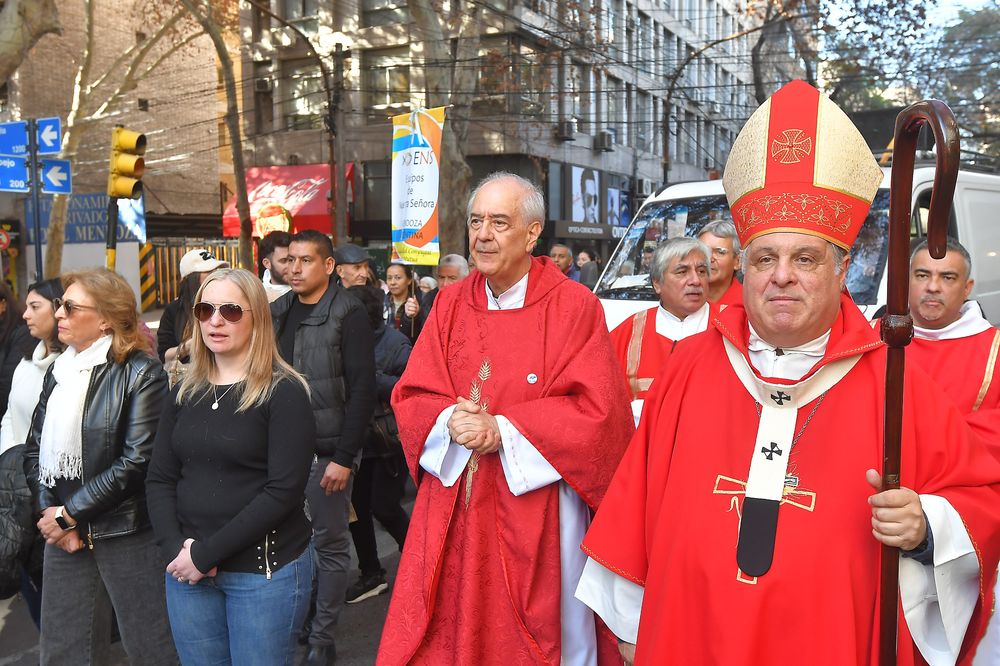 El arzobispo de Mendoza, Marcelo Colombo, encabezó las celebraciones por el día de Santiago Apóstol, patrono de Mendoza. Durante la procesación estuvo acompañado por el cura y vocero Marcelo De Benedectis y la vicegobernadora Hebe Casado.
