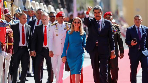 El presidente venezolano, Nicolás Maduro, y su esposa Cilia Flores llegan a la Asamblea Nacional para su ceremonia de juramento para un tercer mandato en Caracas, Venezuela, el viernes 10 de enero de 2025.