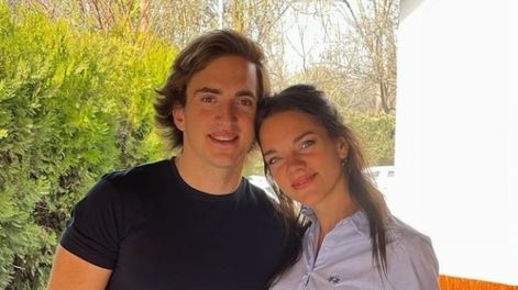 Nicolas junto Giuliana Lucoski, su hermana y Reina de la Vendimia en 2016.  / Twitter
