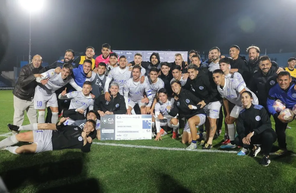 Godoy Cruz derrotó a Defensores Unidos de Zárate, clasificó a 16avos. de final de la Copa Argentina y sueña. / CDGCAT