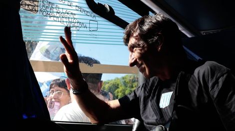 Los Andes | Gustavo Costas saluda a la gente, que lo llenó de cariño previo al viaje a Asunción /Foto: Racing