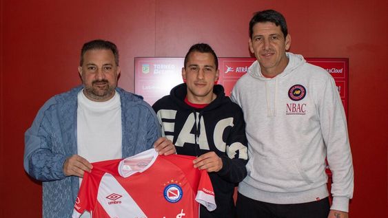 A más de un año de sufrir la luxación completa de rodilla, y aún sin haber podido volver a las canchas, Sánchez estiró su vínculo con el Bicho. / Gentileza.