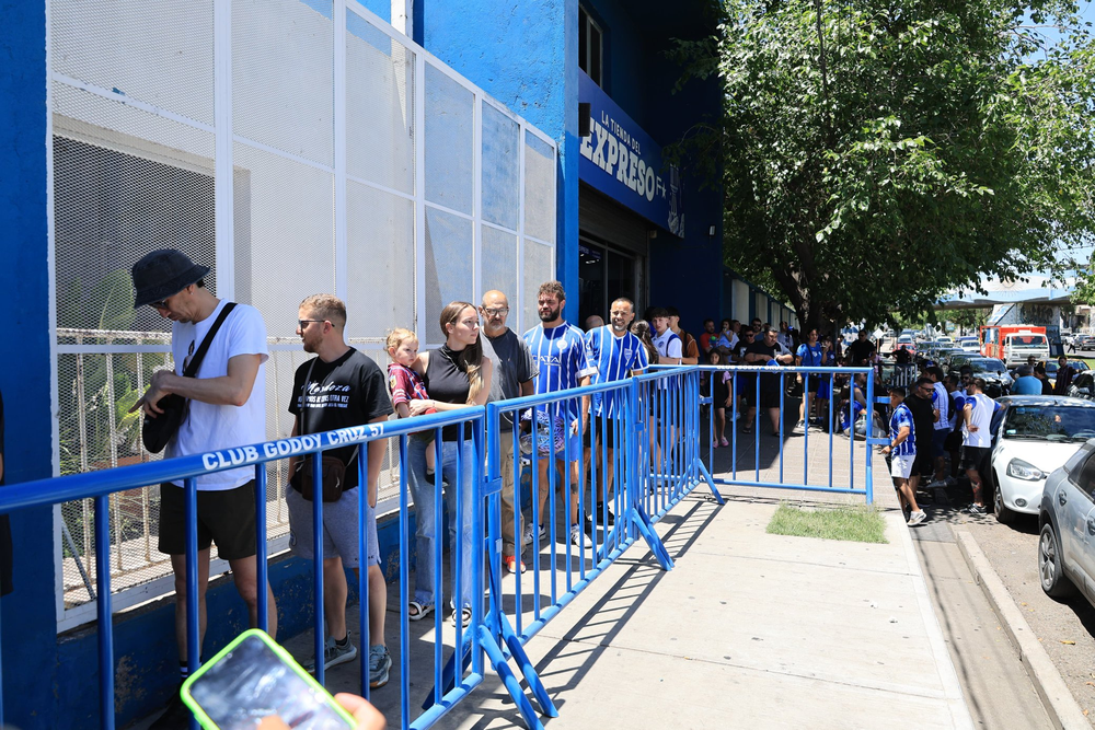 Los socios e hinchas tombinos se acercaron hasta calle Balcarce para emitir su voto en una hist&oacute;rica jornada electoral.