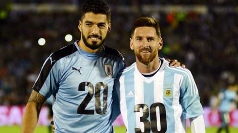 Suárez y Messi, imagen del deseo sudamericano de tener el Mundial 2030 en esta parte del mundo. (AP/Archivo)