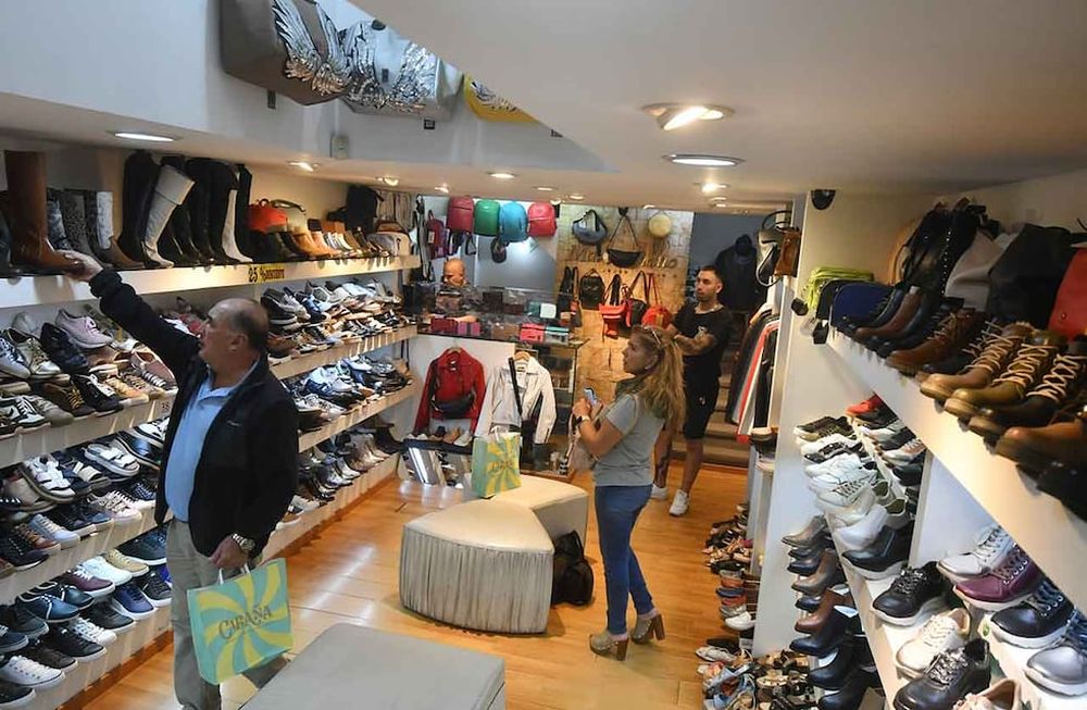 Aunque las ventas registran un descenso en la comparación interanual, los comercios logran sostenerse y en varios municipios hay más aperturas que cierres. Foto: Los Andes