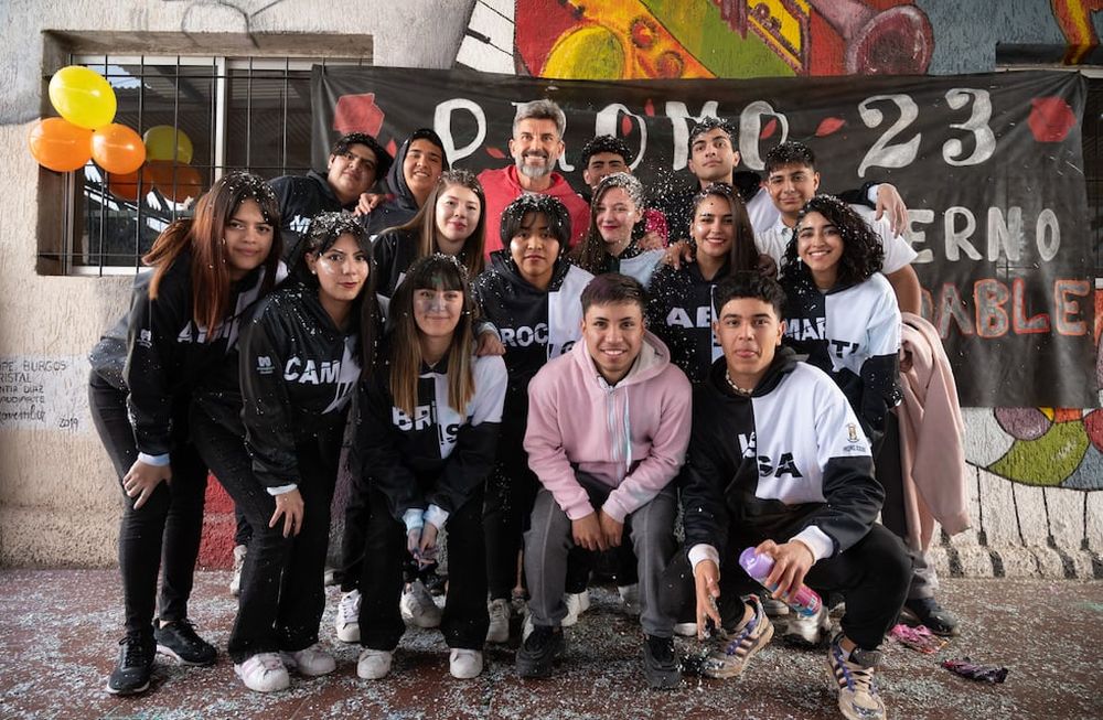 Ulpiano Suarez compartió con estudiantes la presentación de sus buzos de egresados