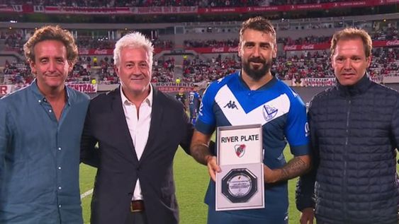 El Oso volvió al Monumental, los hinchas lo aplaudieron y con un cantito recordaron sus goles en la final contra Boca: “El que no salta murió en Madrid”. / Gentileza.