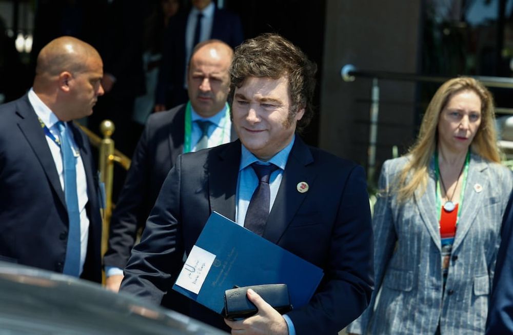 BRA50. RIO DE JANEIRO (BRASIL), 18/11/2024.- El presidente argentino, Javier Milei, camina a la salida del hotel Othon Palace, en la playa de Copacabana previo a la cumbre de G20 este lunes en Rio de Janeiro (Brasil). El presidente brasileño, Luiz Inácio Lula da Silva, y su homólogo argentino, Javier Milei, se estrecharon la mano con frialdad, por primera vez en público, en la cumbre de líderes del G20, que empieza este lunes en Río de Janeiro. EFE/ Sebastiao Moreira