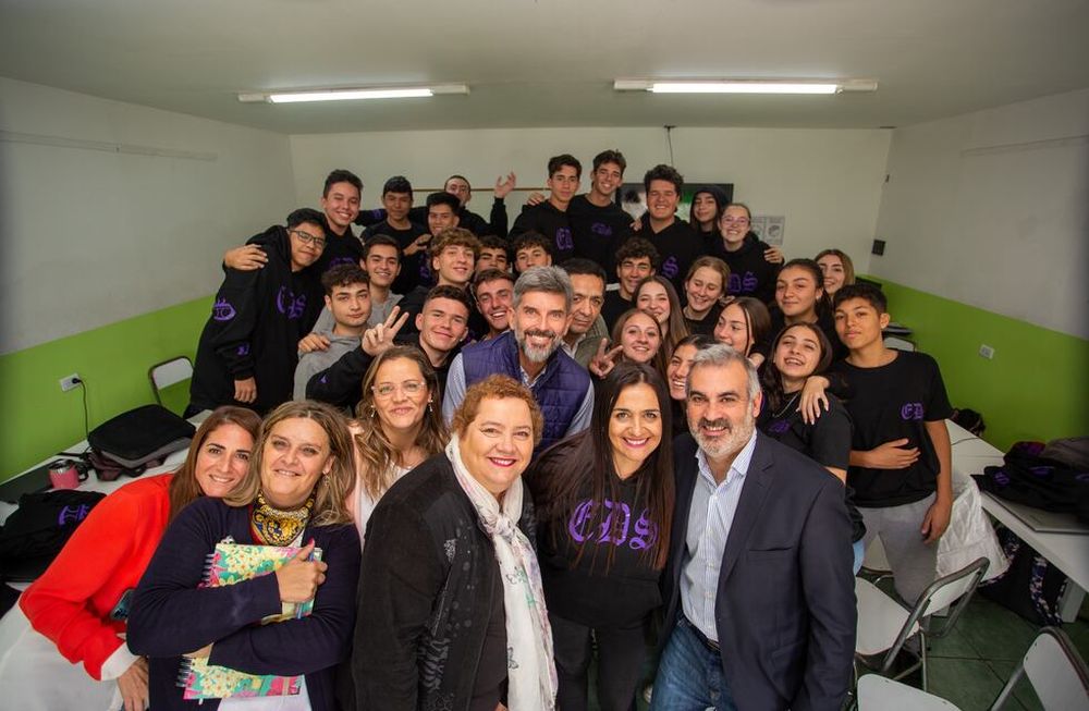 Ulpiano Suarez visitó el Colegio Tomás Alva Edison, pionero en robótica