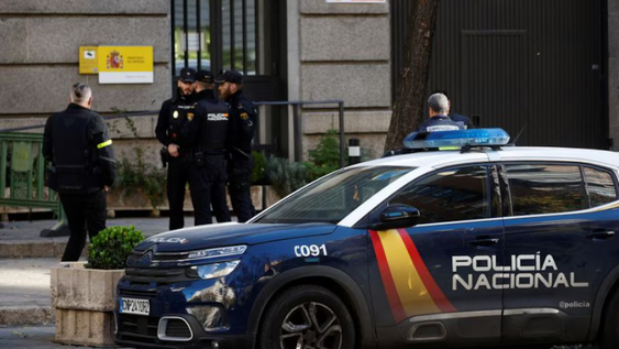 Dejaron solos a sus hijos pequeños en un hotel para salir de fiesta: uno de los niños dio positivo en cocaína.