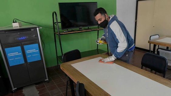 La escuela José Vicente Zapata comenzó el dictado de clases bajo el nuevo protocolo de salud con pocos alumnos por las burbujas.  Orlado Pelichotti / Los Andes