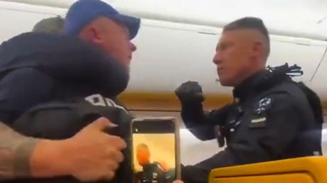 Escándalo en un avión por un grupo de borrachos.&nbsp;