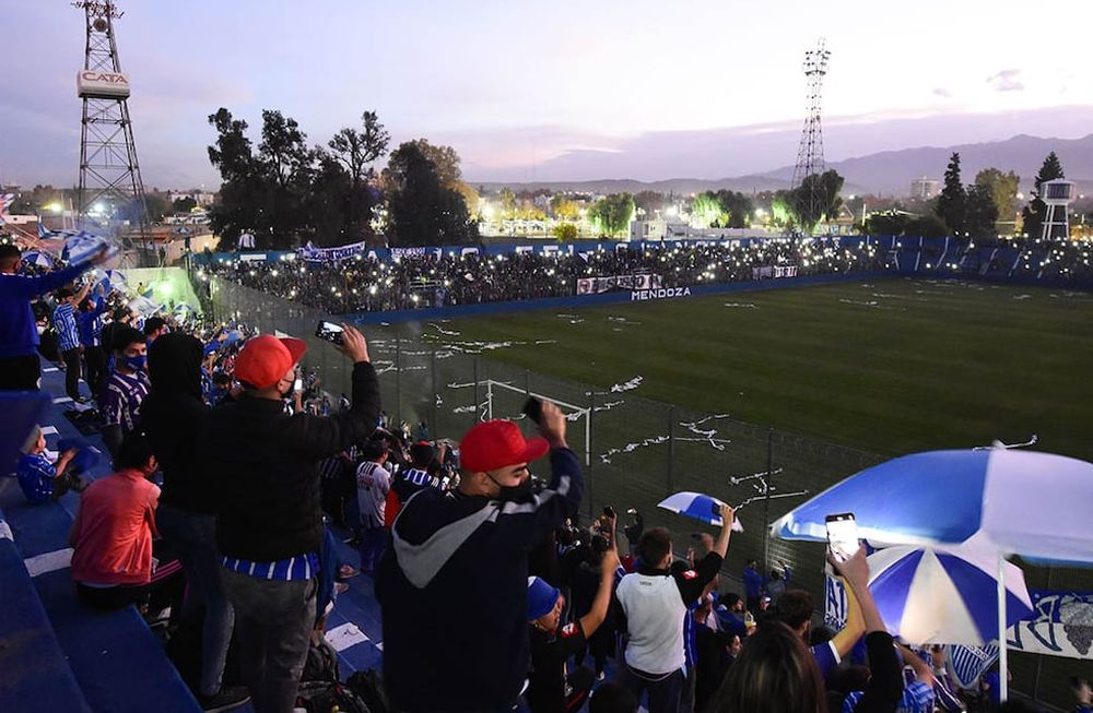 Miles de hinchas de Godoy Cruz coparon el estadio Feliciano Gambarte para festejar los 100 años del Tomba.