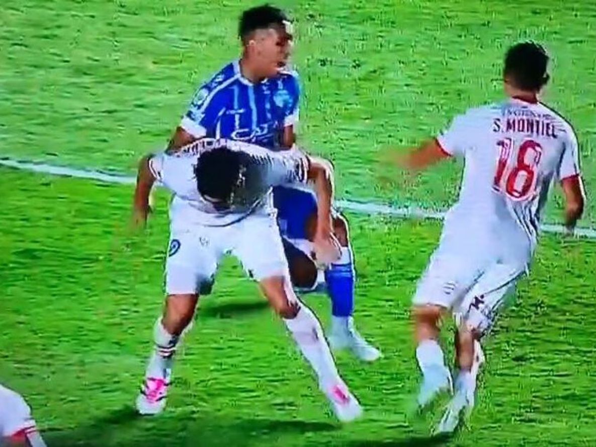 Un claro penal en favor de Godoy Cruz no fue visto por la terna arbitral. / TV