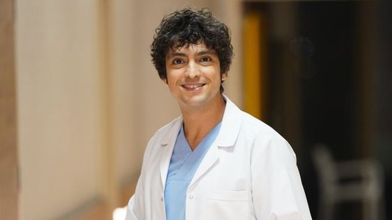 Taner Ölmez, actor de “Doctor milagro” que canta música folklórica turca y que se casó en pandemia con una colega
