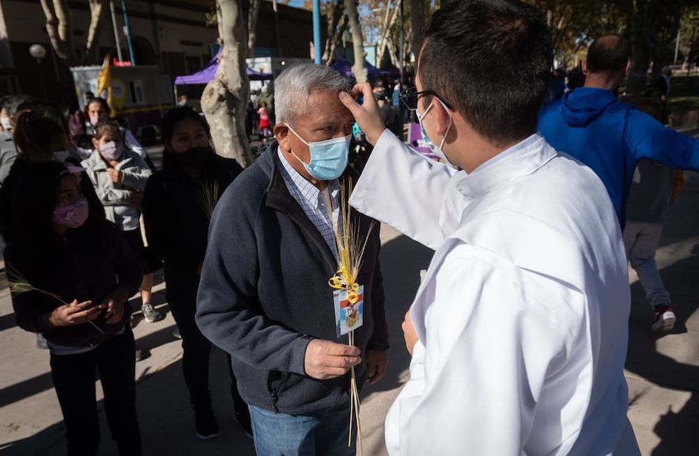 Vuelven los Vía Crucis presenciales al Calvario de MendozaDespués de dos años, los fieles podrán presenciar el Vía Crucis, una de las ceremonias más populares en la que miles de personas salen a las calles para evocar el recorrido de Jesús previo a su muerte.Arzobispo Marcelo ColomboFoto: Ignacio Blanco / Los Andes
