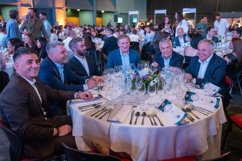 Los intendentes Marcos Calvente y Diego Costarelli; Carlos Gordillo y Juan Carlos Meca, de AMEM; el gobernador Alfredo Cornejo y el procurador de la provincia Alejandro Gullé