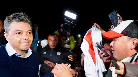 La salida de Marcelo Gallardo del estadio Monumental y el saludo de hinchas. (Gentileza Clarín)