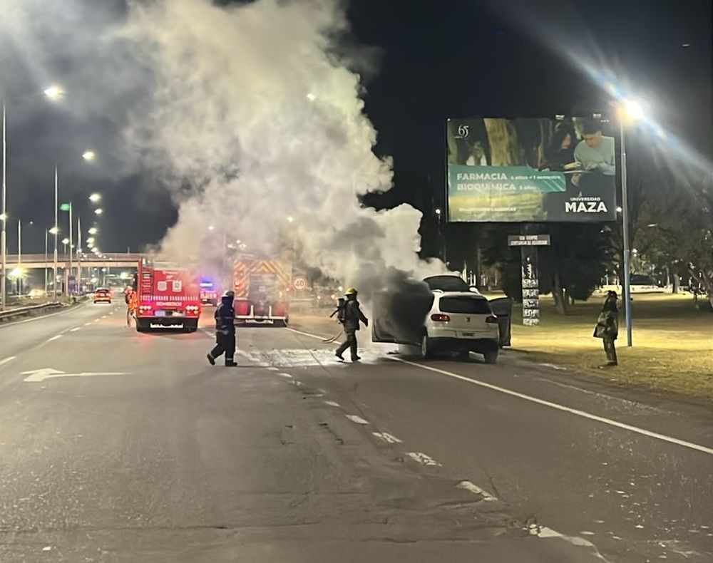 Susto de madrugada en el Acceso Este por una camioneta incendiada