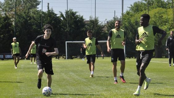 Hace menos de un mes, Spreen y el entrenador Cristian Fabbiani recibieron un sinfín de comentarios rechazando la estrategia de marketing del club de Bajo Flores.