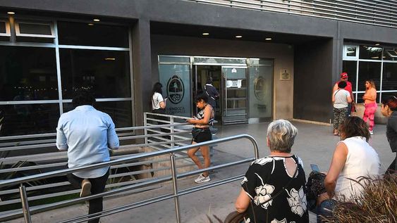 Si bien muchos otorgan los turnos por el 148, la gente conserva el hábito de asistir a solicitar un lugar, ante lo cual sólo les quedan los turnos excedentes de lo ya otorgado. | Foto: José Gutiérrez / Los Andes