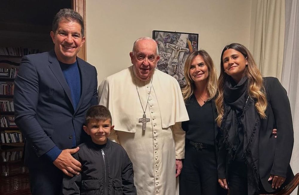 Amalia Granata le pidió al Papa Francisco que la case durante una audiencia privada.