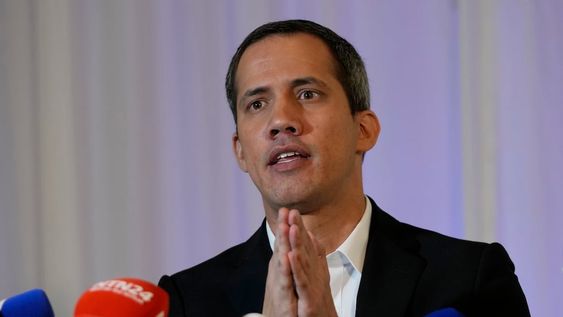 El líder de la oposición venezolana, Juan Guaidó, habla durante una conferencia de prensa el jueves 27 de abril de 2023 en La Jolla Ballroom en Coral Gables, Florida. (AP Foto/Wilfredo Lee)