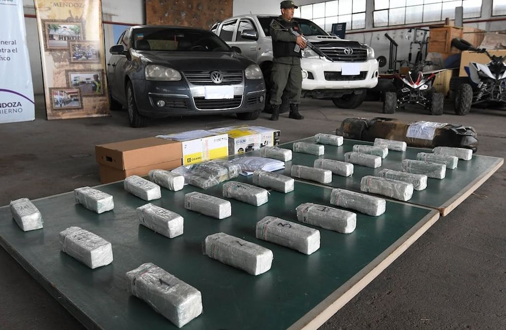 La cocaína y algunos delos vehículso secuestrados.  Orlado Pelichotti / Los Andes