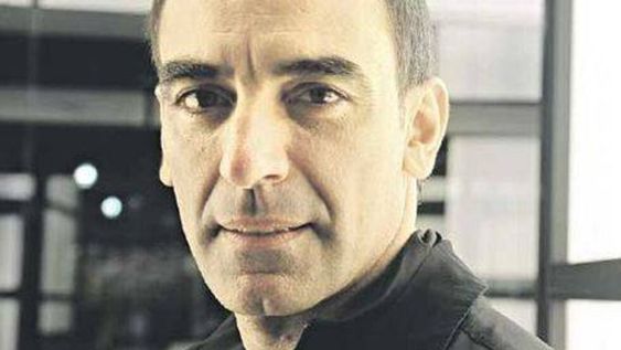 Mauricio Dayub enloqueció y pintó el auto de su vecino