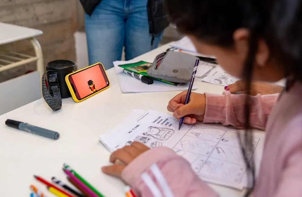 Autoridades y docentes de Mendoza consideran que el celular es un recurso pedagógico y reconocen su valor educativo. Ocho de cada 10 docentes lo considera una herramienta pedagógica y de hecho, 75% lo propone como recurso para realizar tareas. Foto: gentileza