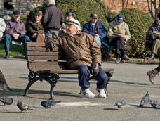 Roy Marsh, un jubilado de 86 años, fue multado en Inglaterra tras escupir una hoja que el viento le metió accidentalmente en la boca, en un caso que desató críticas por el exceso de celo policial. Roy Marsh, un jubilado de 86 años, fue multado en Inglaterra tras escupir una hoja que el viento le metió accidentalmente en la boca, en un caso que desató críticas por el exceso de celo policial.