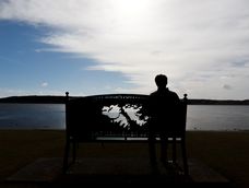 Una persona observa el mar en las Islas Malvinas.