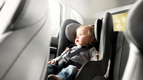 Más seguros. Las sillitas protegen a niños menores en los autos.