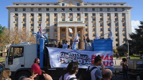 Caravanazo docente en protesta contra el proyecto de ley de educación y por paritarias.