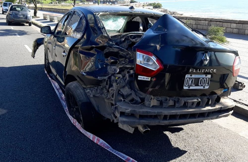 Un adolescente protagonizó otro capítulo de imprudencia al volante en Mar del Plata. Se despistó, impactó contra una señal de tránsito e hirió a una joven. / Gentileza: @gonzalogobbi