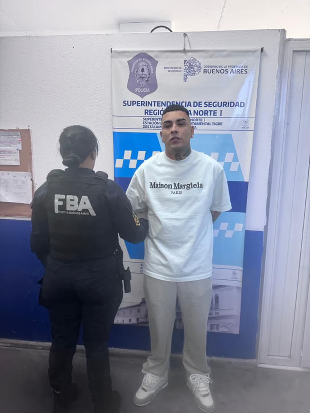 Detuvieron a Callejero Fino y encontraron una pistola Glock en la camioneta.