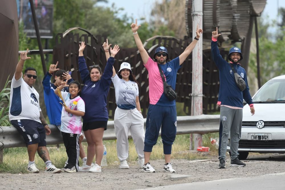 Caravana histórica para recibir al plantel de Independiente Rivadavia, campeón de la Copa Argentina 2025. La primera estrella para el fútbol de Mendoza a nivel Nacional. 
