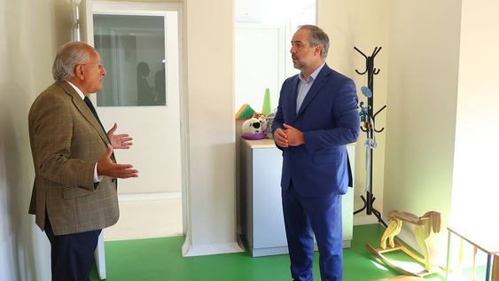 El intendente Matías Stevanato se reunió con Abel Albino, fundador de la Fundación CONIN. El encuentro tuvo el objetivo de articular acciones para asistir a una red de merenderos y comedores comunitarios. Foto: Prensa Maipú