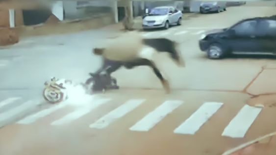 Necochea: un caballo desbocado atropelló a una mujer en moto y quedó todo registrado en video
