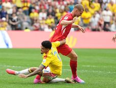 Mundial 2026. Luis Diaz de Colombia en acción contra Nico Elvedi de Suiza durante el lance disputado en Vancouver, Canadá.