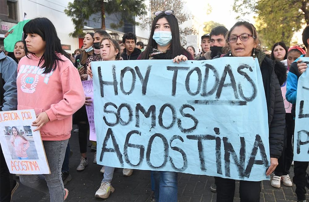 Amigos y familiares de Agostina Trigo marcharon por las calles de San Martín pidiendo Justicia por la muerte de la joven de 22 años. - Foto: José Gutiérrez/ Los Andes