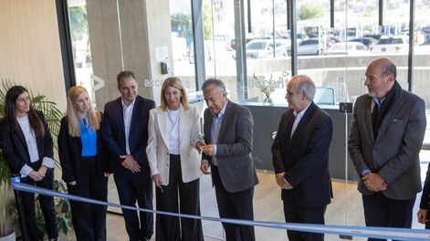 Autoridades provinciales y directivos participaron del corte de cinta en la nueva oficina en Chacras Park.