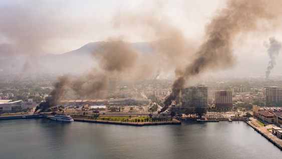 Foto aérea donde se ven columnas de humo tras reacciones violentas por el abatimiento de Nemesio Rubén Oseguera Cervantes, alias El Mencho, líder del Cártel Jalisco Nueva Generación (CJNG) este domingo, en Puerto Vallarta (México).