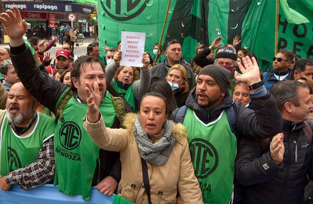 “Volvemos a la Justicia para exigirle al gobierno provincial el pago de los sueldos en tiempo y forma”, señaló en declaraciones a Télam el secretario general de la Seccional San Luis de ATE, Fernando Gatica. Foto: Orlando Pelichotti / Los Andes