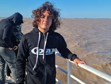 Natación: Lautaro Arjona, el nadador de 18 años, tras consagrarse como la persona más joven en cruzar el Río de la Plata, ahora cruzó el Nahuel Huapi
