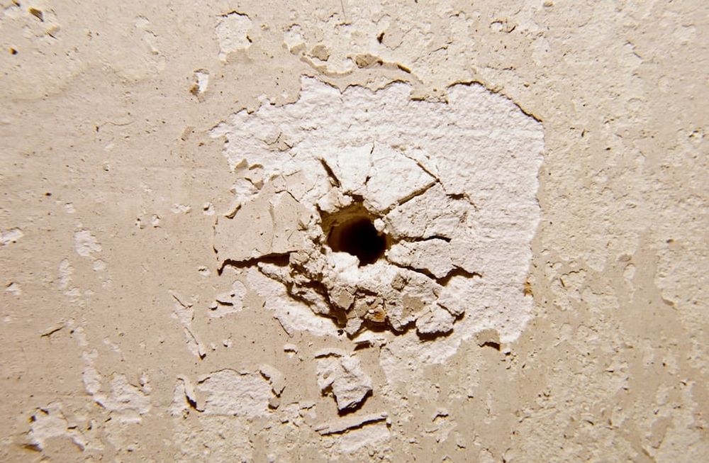 Las autoridades piensan que el sexo pared por medio puede ayudar.
