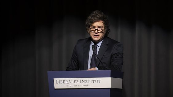 El presidente de Argentina, Javier Milei, habla después de recibir el Premio Roepke para la Sociedad Civil 2025 del Instituto Liberal durante una ceremonia de entrega de premios en el centro de congresos en Kloten, Suiza, el 24 de enero de 2025. Foto: EFE/EPA/ENNIO LEANZA