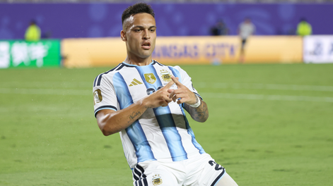 Lautaro Martínez celebra el tercer gol de Argentina a Suiza.