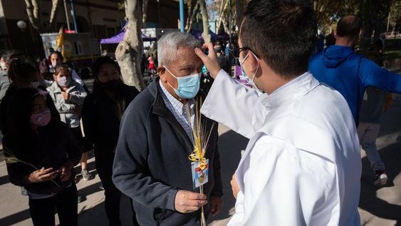 Vuelven los Vía Crucis presenciales al Calvario de MendozaDespués de dos años, los fieles podrán presenciar el Vía Crucis, una de las ceremonias más populares en la que miles de personas salen a las calles para evocar el recorrido de Jesús previo a su muerte.Arzobispo Marcelo ColomboFoto: Ignacio Blanco / Los Andes